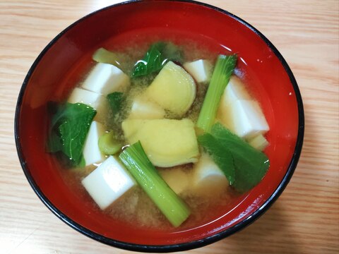 豆腐とさつまいもと小松菜の味噌汁